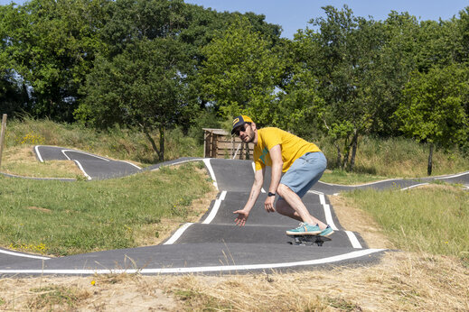 Man op skateboard op de pumptrack van camping CAPFUN Celeste, Breuillet (17).