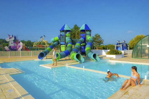 Waterglijbanen en buitenzwembad op camping CAPFUN Celeste in Breuillet (17).