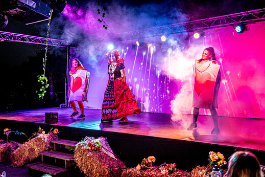 Kostuumshow op podium met licht- en rookeffecten op camping CAPFUN Celeste in Breuillet (17).