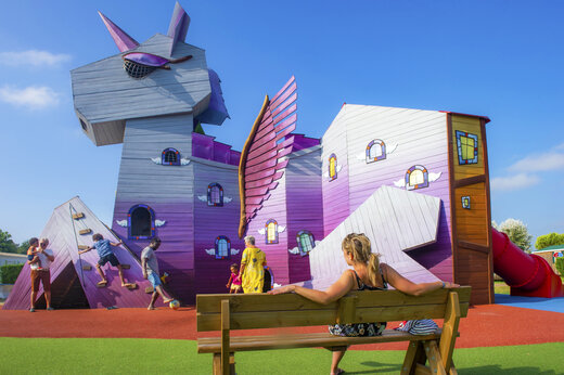 Gigantische draak speelstructuur met glijbaan op camping CAPFUN Celeste in Breuillet (17).