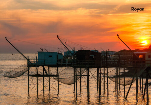Traditionele vissershutten bij zonsondergang in Royan, Charente-Maritime.