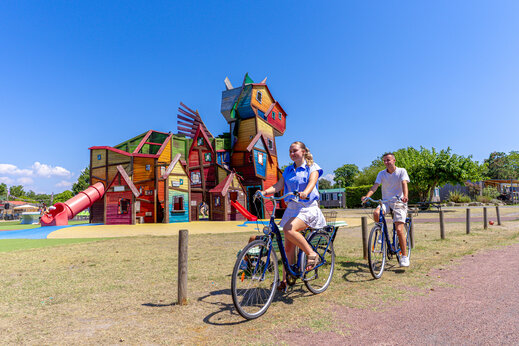 Grote kleurrijke speelstructuur met reuzenglijbaan op camping CAPFUN Celeste in Breuillet (17).