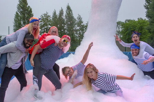 Schuimfeest animatie met lachende jongeren op camping CAPFUN Celeste in Breuillet (17).