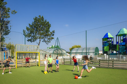 Voetbalwedstrijd op multisportterrein op camping CAPFUN Celeste in Breuillet (17).