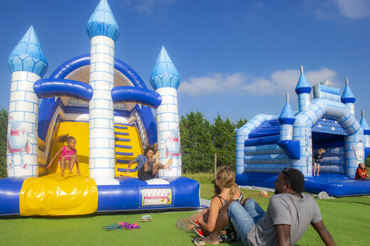 Opblaasbare springkastelen voor kinderen en familie op camping CAPFUN Celeste in Breuillet (17).