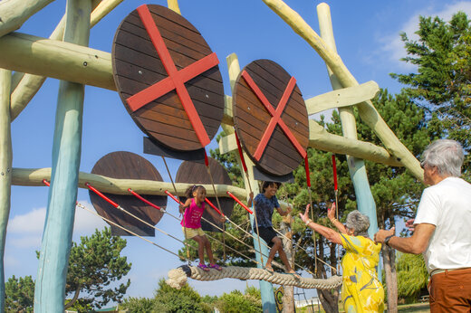 Speeltuin met kinderen op camping CAPFUN Celeste in Breuillet (17).