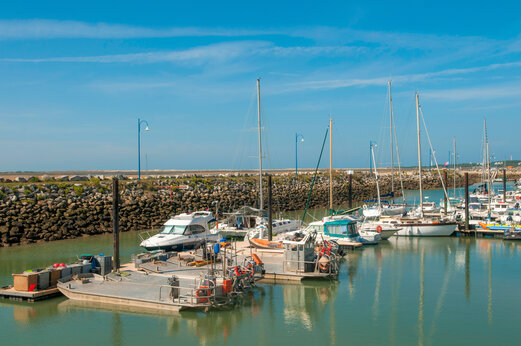 Jachthaven met boten en zeilboten op camping CAPFUN Celeste in Breuillet (17).