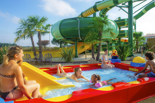 Zwembad met waterglijbanen en waterspeeltuin voor kinderen op camping CAPFUN Celeste in Breuillet (17).