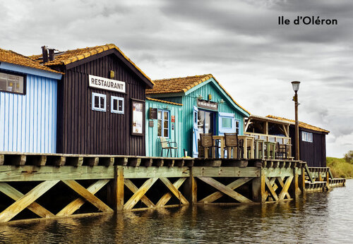 Kleurrijke hutten op palen, typisch restaurant op Île d'Oléron, Charente-Maritime.