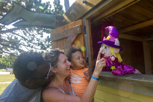 Poppenkastvoorstelling voor kinderen met familie op camping CAPFUN Celeste in Breuillet (17).