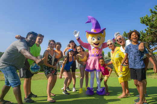 Lachende vakantiegangers met de mascotte op camping CAPFUN Celeste in Breuillet (17).