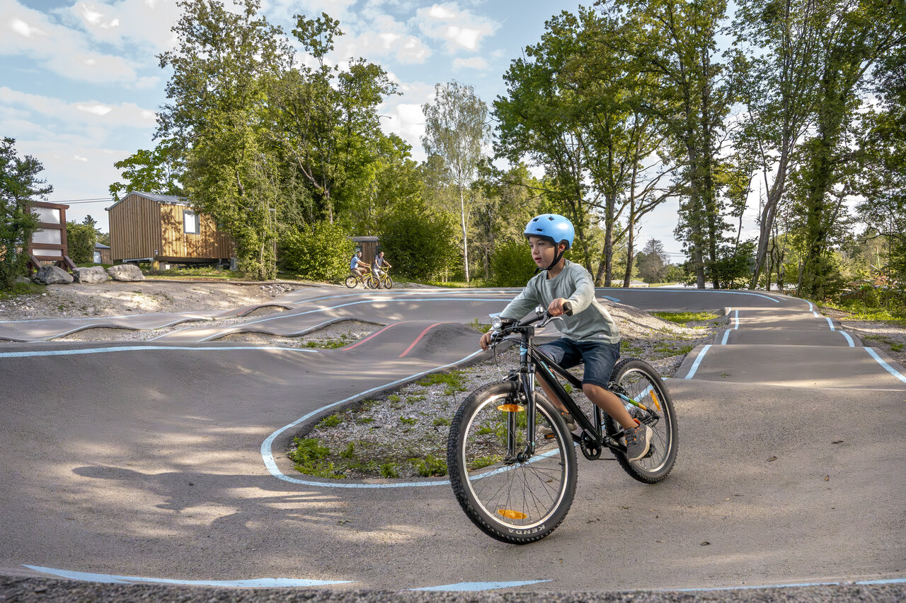 Kind op fiets op de pumptrack van camping CLICOCHIC Trelachaume in Maisod (39).