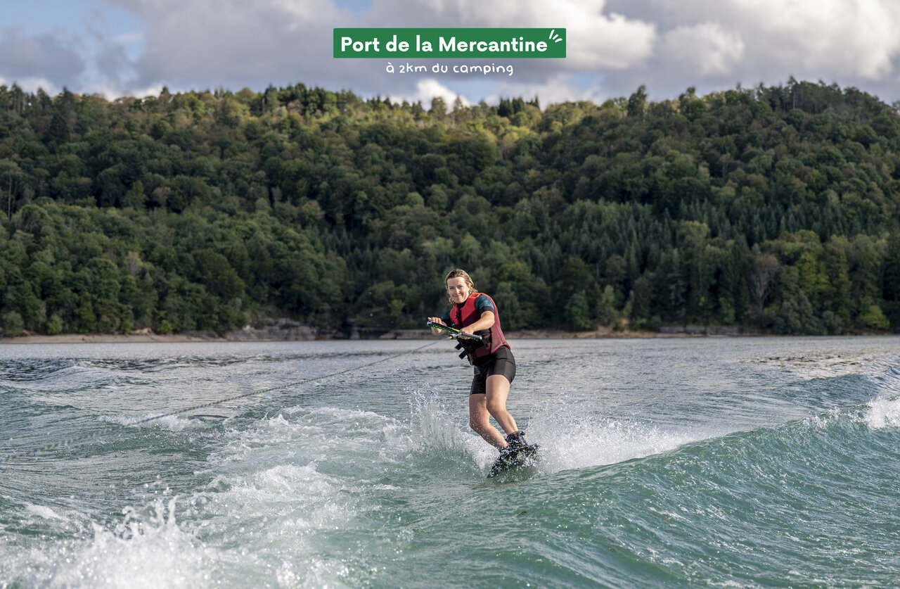 Wakeboard Port Mercantine op camping CLICOCHIC Trelachaume in Maisod (39).