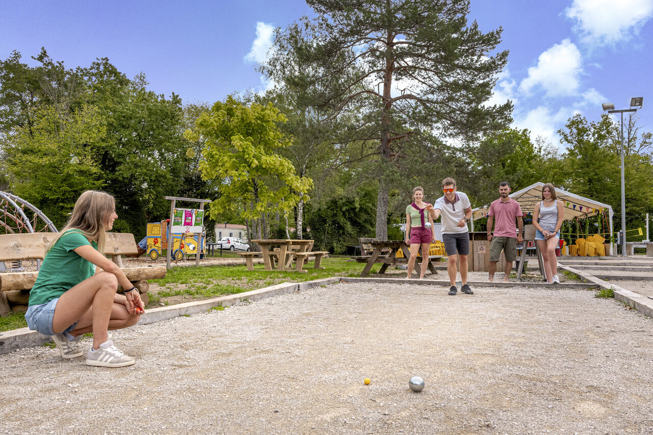 Vrienden spelen jeu de boules op campingterrein in Maisod (39).