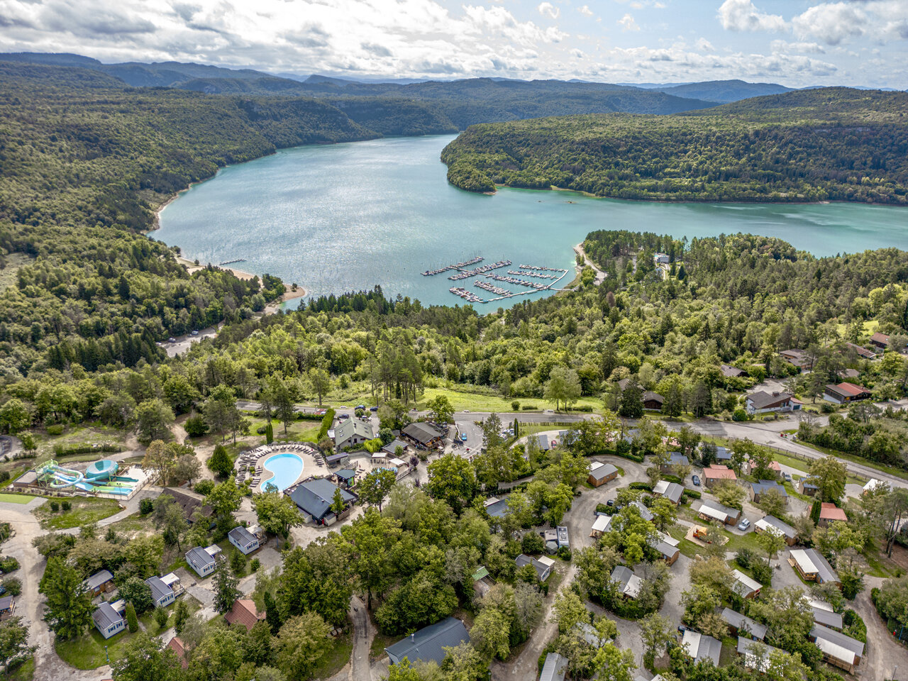 Zwembad, stacaravans, meer op camping CLICOCHIC Trelachaume in Maisod (39).