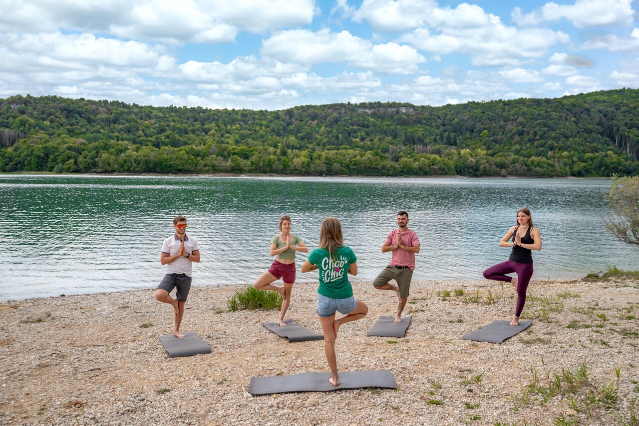 Yoga in de buitenlucht op camping CLICOCHIC Trelachaume in Maisod.