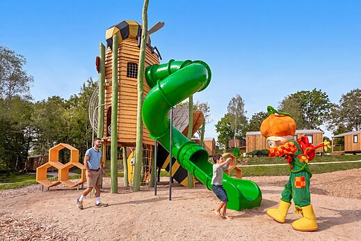 Speeltuin met glijbaan, kind en mascotte op camping CLICOCHIC Trelachaume (39).