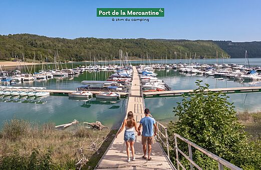 Jachthaven van La Mercantine met boten, meer en bos, nabij Maisod (39).