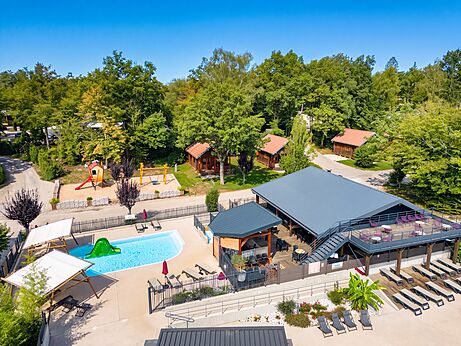 Zwembad en restaurant op camping CLICOCHIC Trelachaume in Maisod (39).