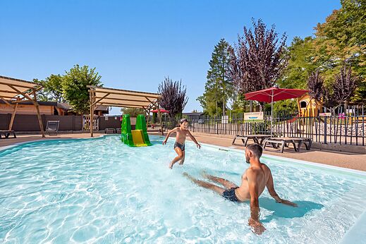 Zwembad, glijbaan, kind op camping CLICOCHIC Trelachaume in Maisod (39).