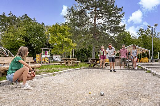 Petanquebaan met spelers op camping CLICOCHIC Trelachaume in Maisod (39).