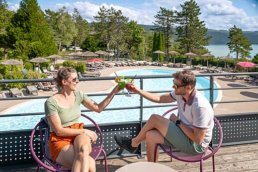 Buitenzwembad, stel met cocktails op camping CLICOCHIC Trelachaume Maisod (39).