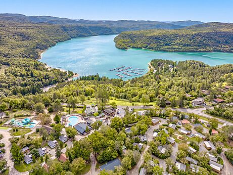Luchtfoto, stacaravans, zwembad, meer op camping CLICOCHIC Trelachaume in Maisod (39).