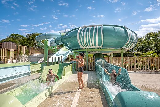 Waterglijbanen voor jong en oud op camping CLICOCHIC Trelachaume, Maisod (39).