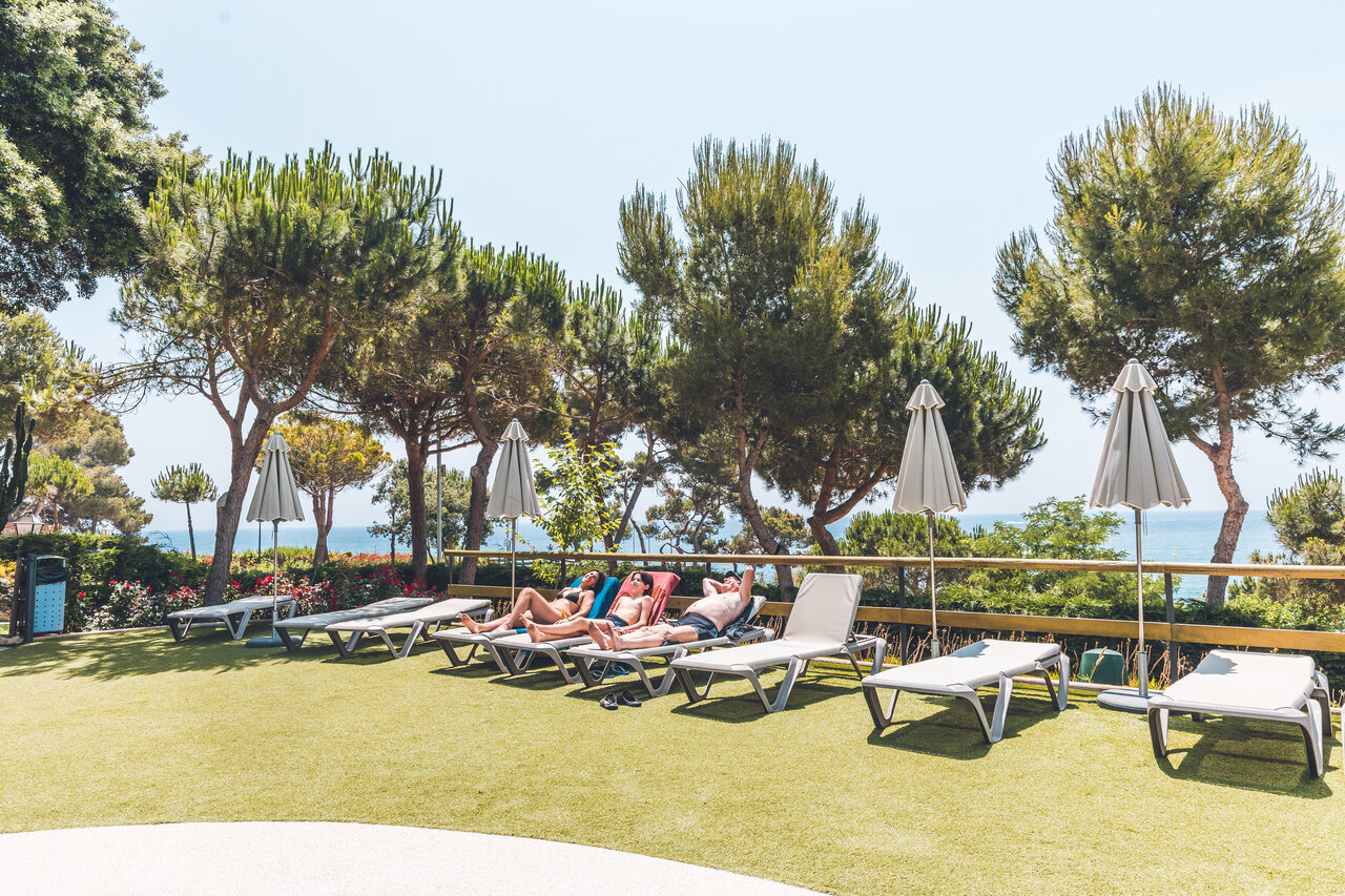 Ligstoelen, zwembad, zee op camping CAPFUN Treumal in Platja d'Aro (17).