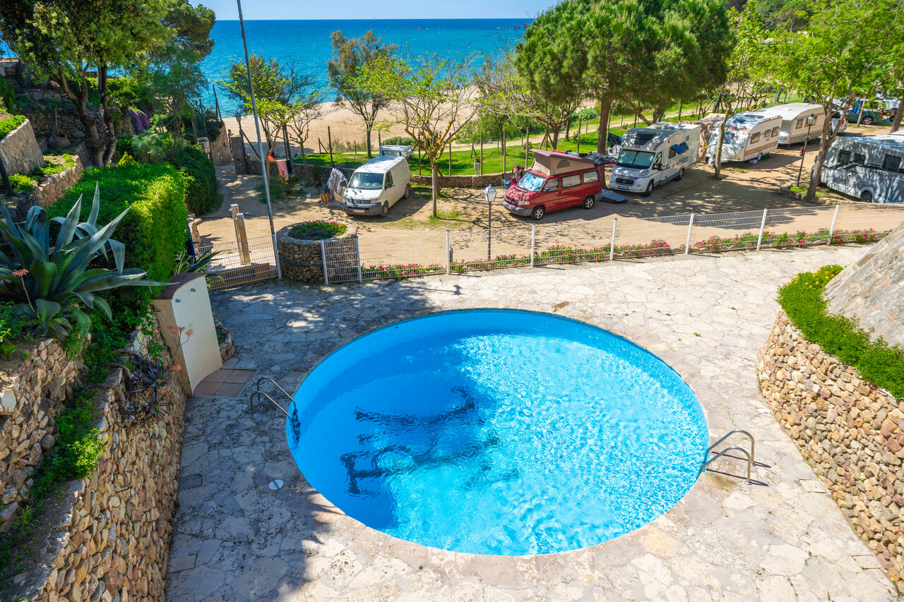 Rond zwembad, zandstrand en caravanplaatsen op camping CAPFUN Treumal in Platja d'Aro (17).