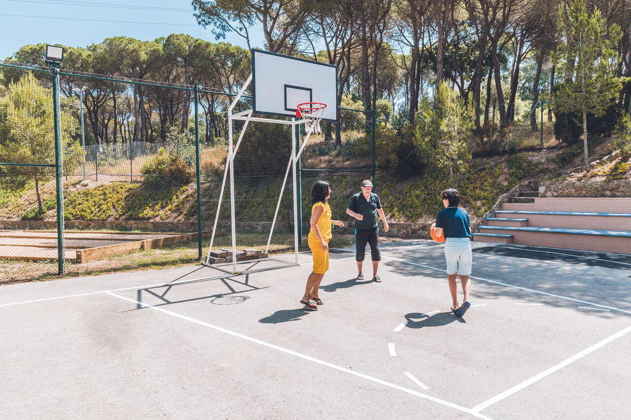 Basketbalveld met familie spelend op camping CAPFUN Treumal in Platja d'Aro (17).