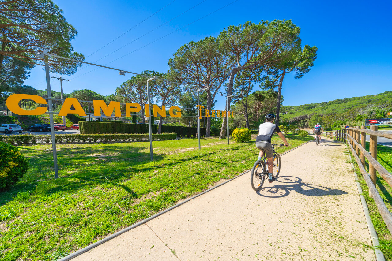 Fietspad en ingangsbord van camping CAPFUN Treumal in Platja d'Aro (17).