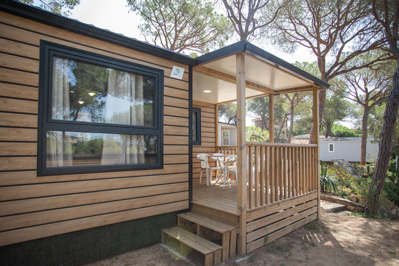 Modern stacaravan met overdekt terras op camping CAPFUN Treumal, Platja d'Aro.