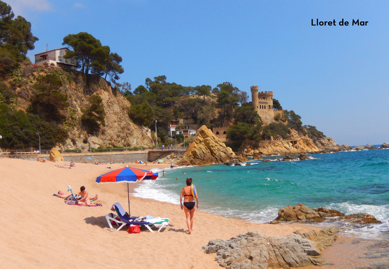 Strand van Lloret de Mar met kasteel, toeristische plek om te bezoeken.