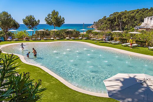 Zwembad met waterstralen op CAPFUN Treumal, Platja d'Aro (17).