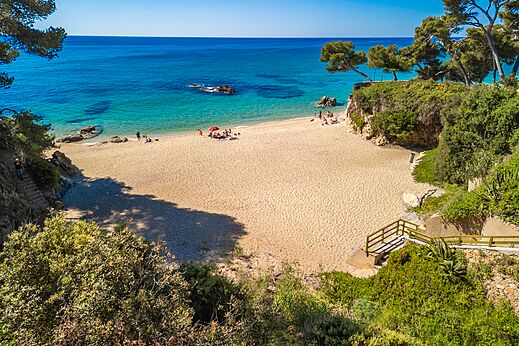 Fijn zandstrand en turquoise zee op camping CAPFUN Treumal in Platja d'Aro (17).