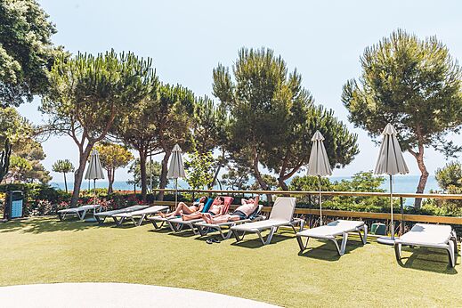Stoelen, parasols op camping CAPFUN Treumal in Platja d'Aro (17).