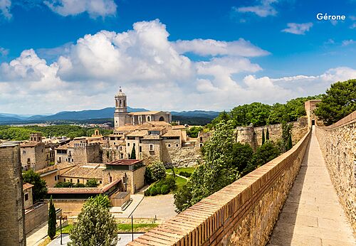 Middeleeuwse muren en kathedraal van Gerona, historische stad te bezoeken in Catalonië.