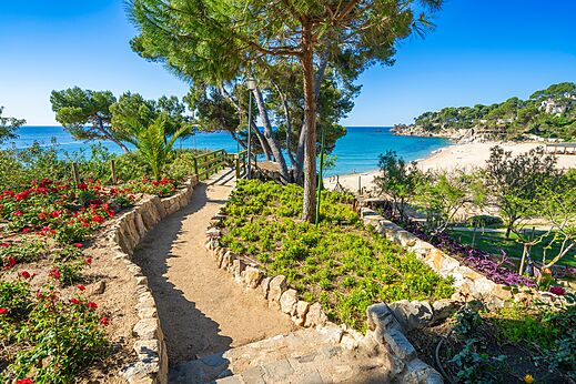 Bloemrijk pad en strand op camping CAPFUN Treumal in Platja d'Aro (17).