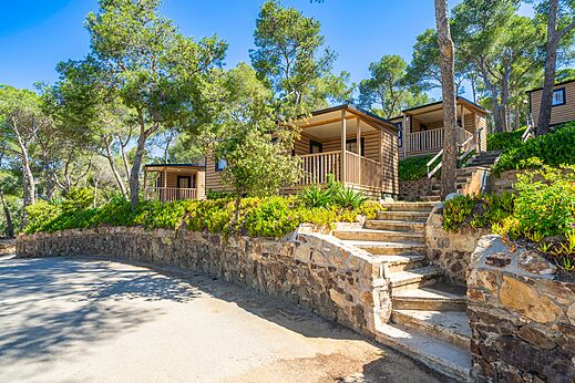 Houten stacaravans met terrassen op camping CAPFUN Treumal in Platja d'Aro.