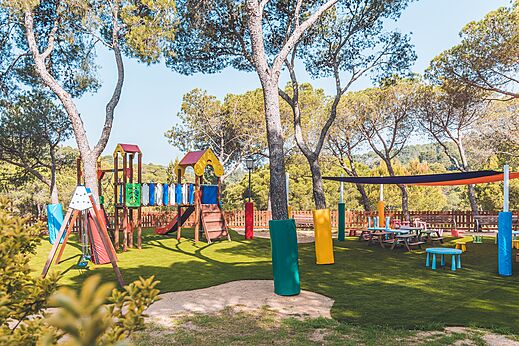 Kinderspeeltuin, kleurrijke structuren, glijbanen op CAPFUN Treumal in Platja d'Aro (17).