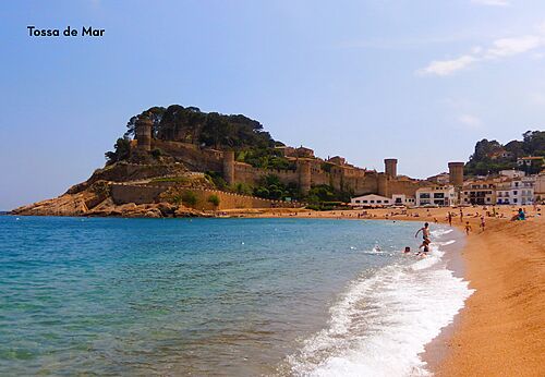 Strand van Tossa de Mar met middeleeuws kasteel en de Middellandse Zee.