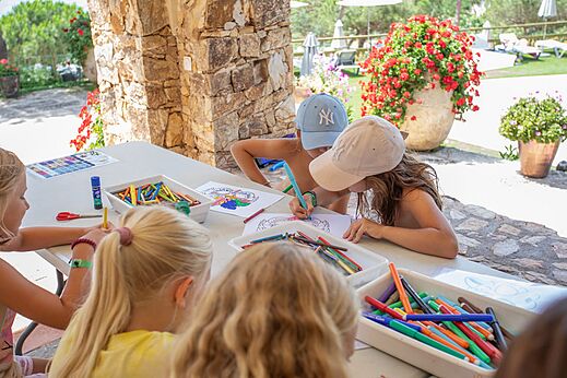Kinderen kleuren en tekenen tijdens animatieactiviteit op camping CAPFUN Treumal in Platja d'Aro (17).