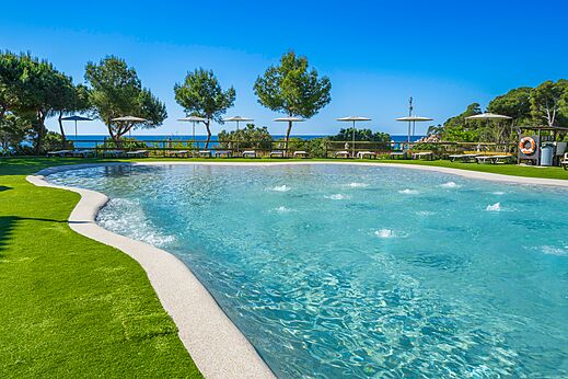 Buitenzwembad, waterstralen op camping CAPFUN Treumal in Platja d'Aro.