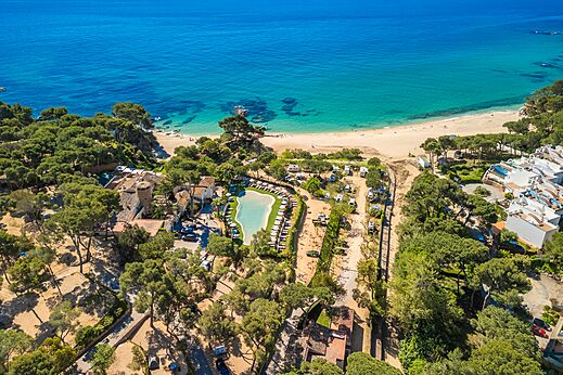 Luchtfoto van het strand, zwembad en camping CAPFUN Treumal in Platja d'Aro (17).