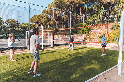 Multisportterrein voor volleybal op camping CAPFUN Treumal in Platja d'Aro (17).