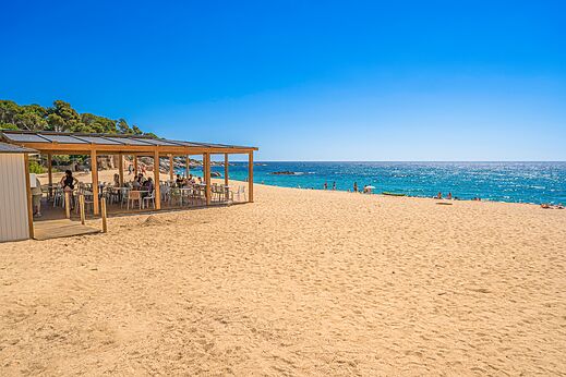 Fijn zandstrand en strandbar op camping CAPFUN Treumal in Platja d'Aro (17).