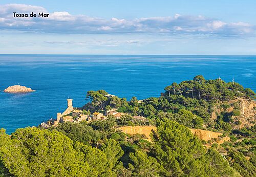 Middeleeuwse stad Tossa de Mar, Costa Brava, met kasteel en de zee.
