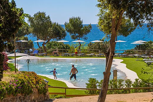 Groot buitenzwembad met stoelen bij CAPFUN Treumal, Platja d'Aro (17).