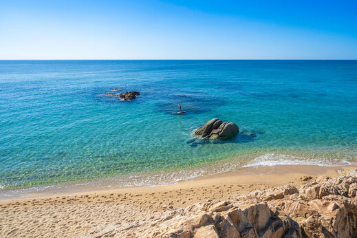 Zandstrand, turquoise water, paddleboarden op camping CAPFUN Treumal in Platja d'Aro (17).